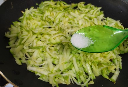 Фото шага рецепта Яичница с кабачками и помидором 189632 шаг 4  