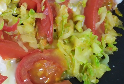 Фото шага рецепта Яичница с кабачками и помидором 189632 шаг 6  