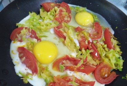 Фото шага рецепта Яичница с кабачками и помидором 189632 шаг 7  