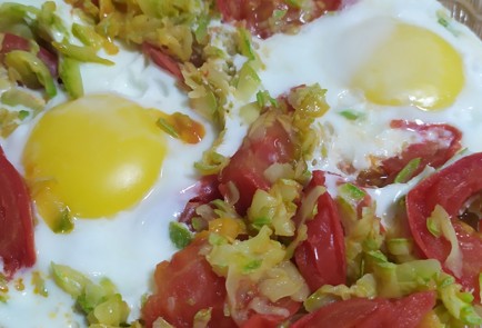 Фото шага рецепта Яичница с кабачками и помидором 189632 шаг 8  