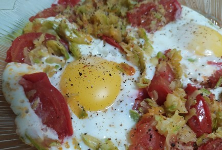 Фото шага рецепта Яичница с кабачками и помидором 189632 шаг 9  