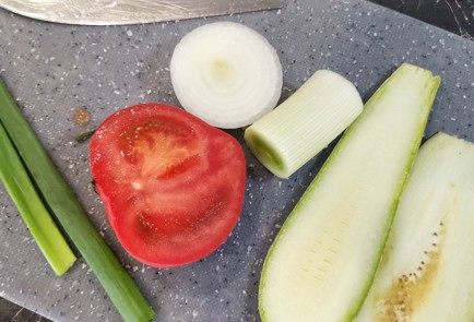 Фото шага рецепта Яичница с тремя видами лука и овощами 152335 шаг 1  