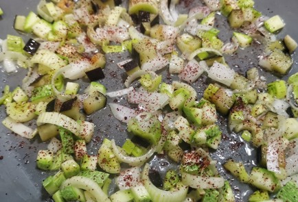 Фото шага рецепта Яичница с тремя видами лука и овощами 152335 шаг 3  