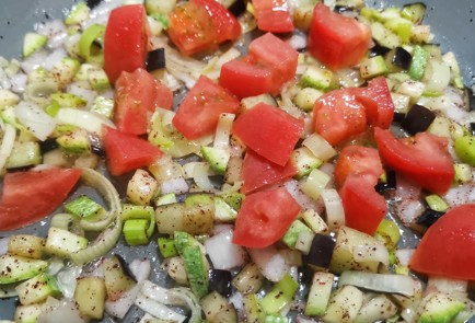 Фото шага рецепта Яичница с тремя видами лука и овощами 152335 шаг 4  