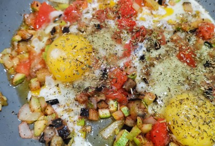 Фото шага рецепта Яичница с тремя видами лука и овощами 152335 шаг 5  