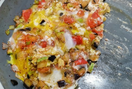 Фото шага рецепта Яичница с тремя видами лука и овощами 152335 шаг 6  