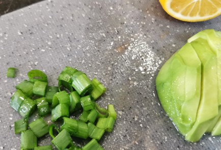 Фото шага рецепта Яичница с тремя видами лука и овощами 152335 шаг 7  