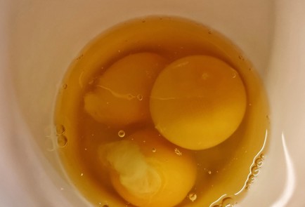 Фото шага рецепта Яичница с творожным сыром и горошком 152759 шаг 1  