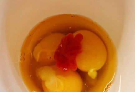 Фото шага рецепта Яичница с творожным сыром и горошком 152759 шаг 2  