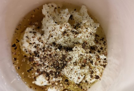 Фото шага рецепта Яичница с творожным сыром и горошком 152759 шаг 4  