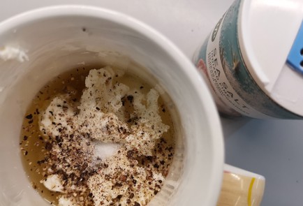 Фото шага рецепта Яичница с творожным сыром и горошком 152759 шаг 5  