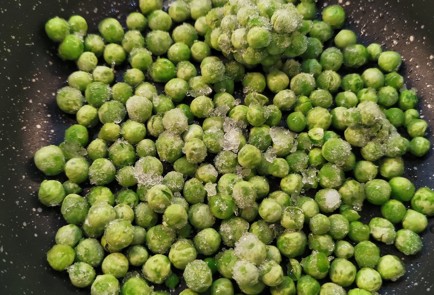 Фото шага рецепта Яичница с творожным сыром и горошком 152759 шаг 6  