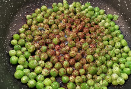 Фото шага рецепта Яичница с творожным сыром и горошком 152759 шаг 7  