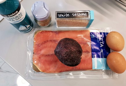 Фото шага рецепта Яичный рулет с кетой и авокадо 151274 шаг 1  