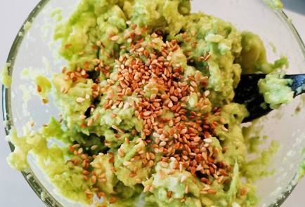 Фото шага рецепта Яичный рулет с кетой и авокадо 151274 шаг 10  