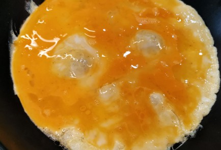 Фото шага рецепта Яичный рулет с кетой и авокадо 151274 шаг 11  