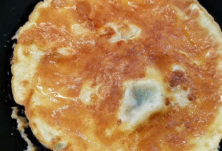 Фото шага рецепта Яичный рулет с кетой и авокадо 151274 шаг 12  