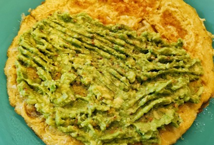 Фото шага рецепта Яичный рулет с кетой и авокадо 151274 шаг 13  