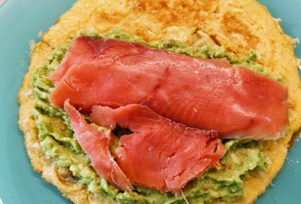 Фото шага рецепта Яичный рулет с кетой и авокадо 151274 шаг 14  