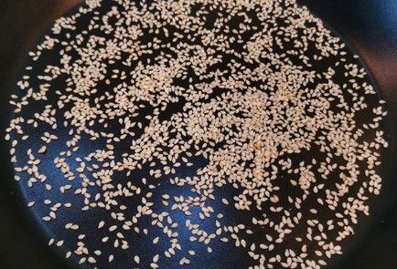 Фото шага рецепта Яичный рулет с кетой и авокадо 151274 шаг 2  