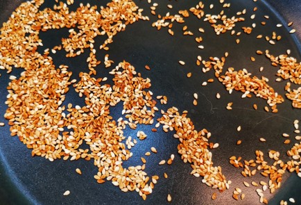 Фото шага рецепта Яичный рулет с кетой и авокадо 151274 шаг 3  