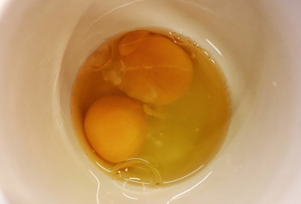 Фото шага рецепта Яичный рулет с кетой и авокадо 151274 шаг 4  