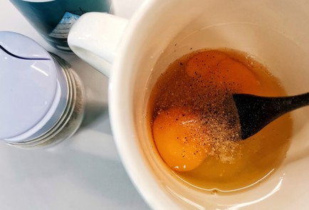 Фото шага рецепта Яичный рулет с кетой и авокадо 151274 шаг 5  