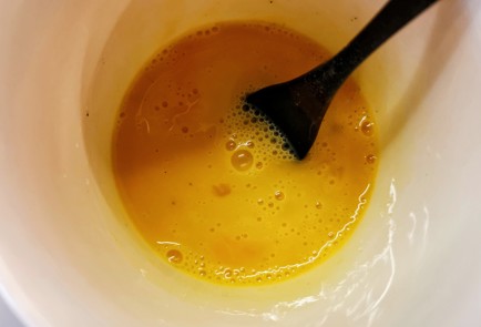 Фото шага рецепта Яичный рулет с кетой и авокадо 151274 шаг 6  