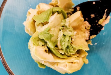 Фото шага рецепта Яичный рулет с кетой и авокадо 151274 шаг 8  