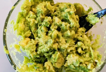 Фото шага рецепта Яичный рулет с кетой и авокадо 151274 шаг 9  