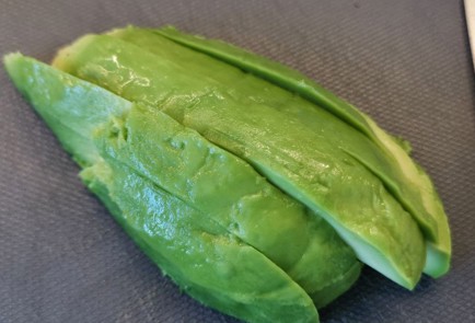 Фото шага рецепта Яичный рулет с лососем и авокадо 152309 шаг 1  