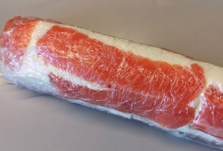 Фото шага рецепта Яичный рулет с лососем и авокадо 152309 шаг 4  