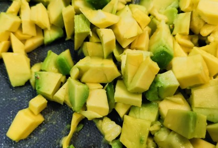 Фото шага рецепта Яичный салат с тунцом и авокадо 152751 шаг 3  