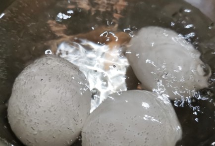 Фото шага рецепта Яичный салат с тунцом и зеленью 152322 шаг 1  