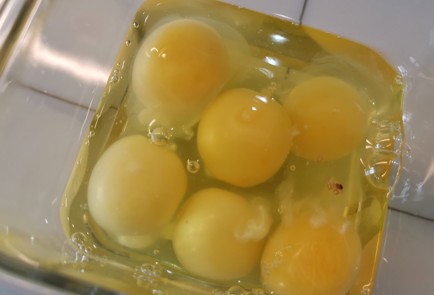 Фото шага рецепта Яичные маффины с беконом 174442 шаг 1  