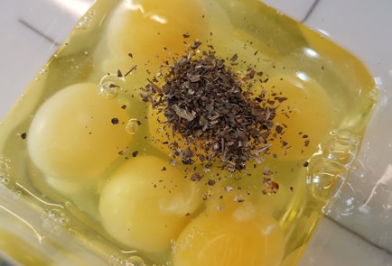 Фото шага рецепта Яичные маффины с беконом 174442 шаг 2  