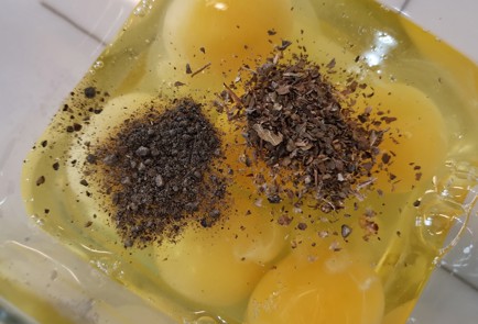 Фото шага рецепта Яичные маффины с беконом 174442 шаг 3  