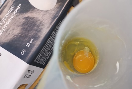 Фото шага рецепта Яичный блин с начинкой для кетодиеты 191394 шаг 1  