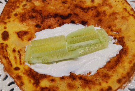 Фото шага рецепта Яичный блин с начинкой для кетодиеты 191394 шаг 12  