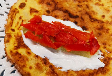 Фото шага рецепта Яичный блин с начинкой для кетодиеты 191394 шаг 13  