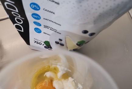 Фото шага рецепта Яичный блин с начинкой для кетодиеты 191394 шаг 3  