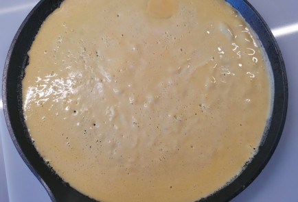 Фото шага рецепта Яичный блин с начинкой для кетодиеты 191394 шаг 7  