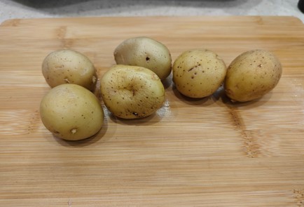 Фото шага рецепта Янтарная форель с бебикартофелем в прованских травах 176152 шаг 8  