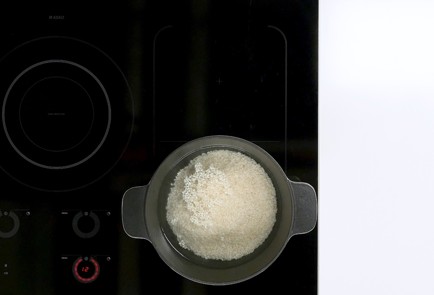 Фото шага рецепта Японские рисовые шарики с курицей и сельдереем 139181 шаг 1