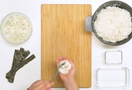 Фото шага рецепта Японские рисовые шарики с курицей и сельдереем 139181 шаг 4
