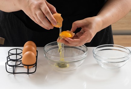 Фото шага рецепта Японский клубничный торт 151017 шаг 1  