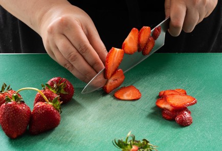 Фото шага рецепта Японский клубничный торт 151017 шаг 10  