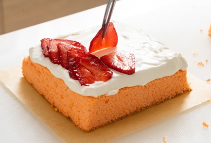 Фото шага рецепта Японский клубничный торт 151017 шаг 13  