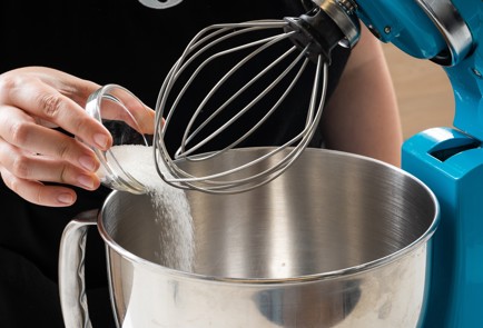 Фото шага рецепта Японский клубничный торт 151017 шаг 2  