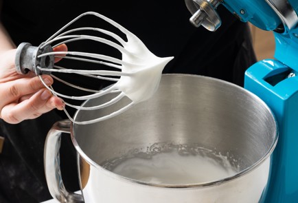 Фото шага рецепта Японский клубничный торт 151017 шаг 5  